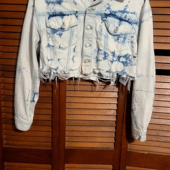 Guess White Denim Jacket with Light Blue Accents - Picture 10 of 12